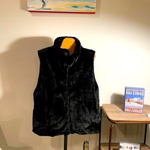 Faux Fur vest black by Cejon